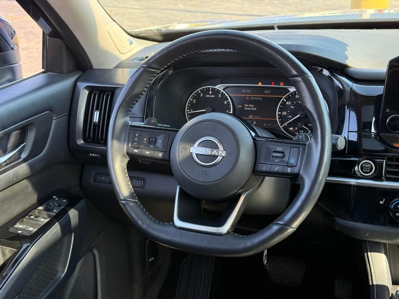 Nissan Pathfinder Vehicle Full-screen Gallery Image 07