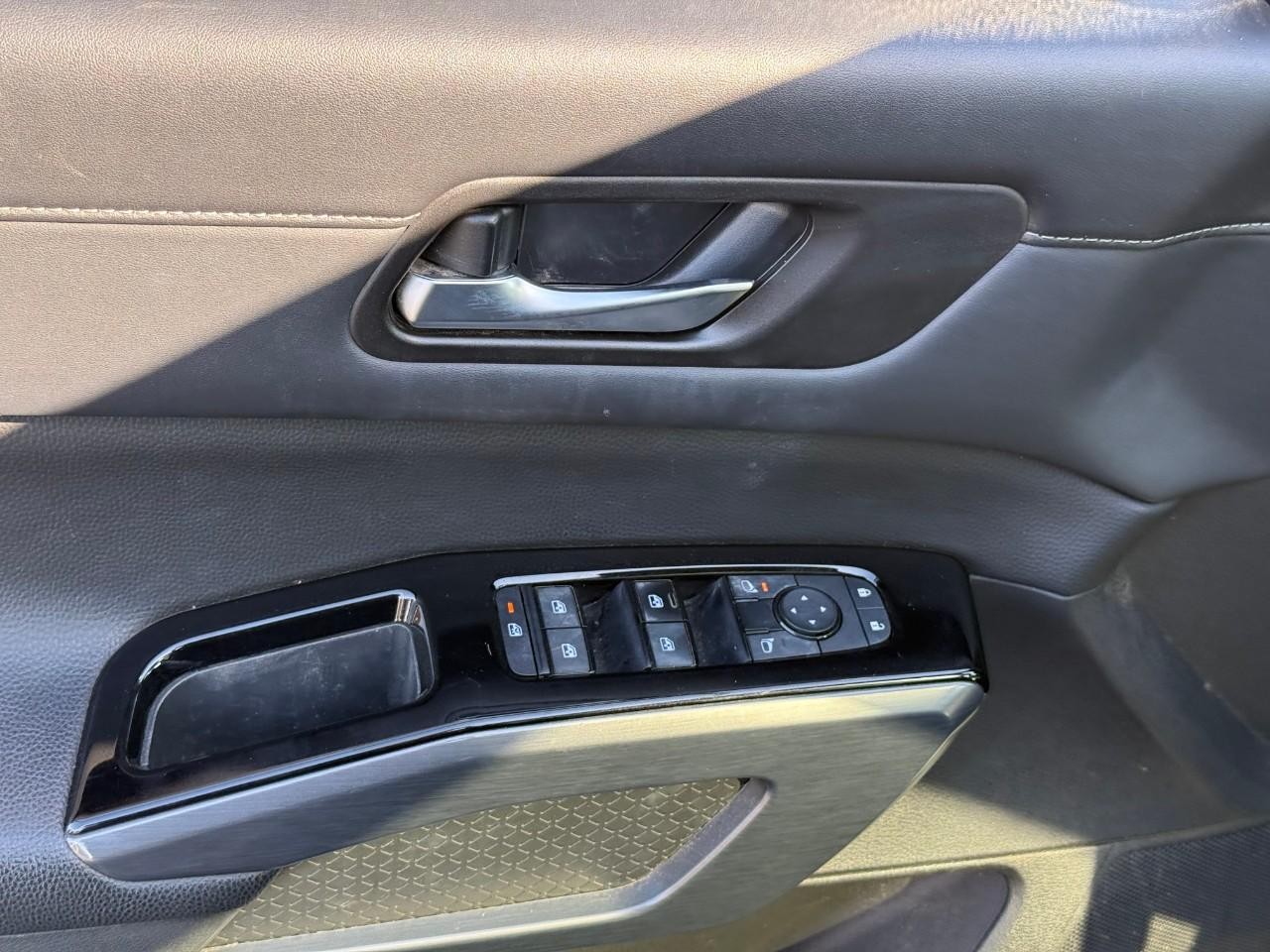 Nissan Pathfinder Vehicle Full-screen Gallery Image 10