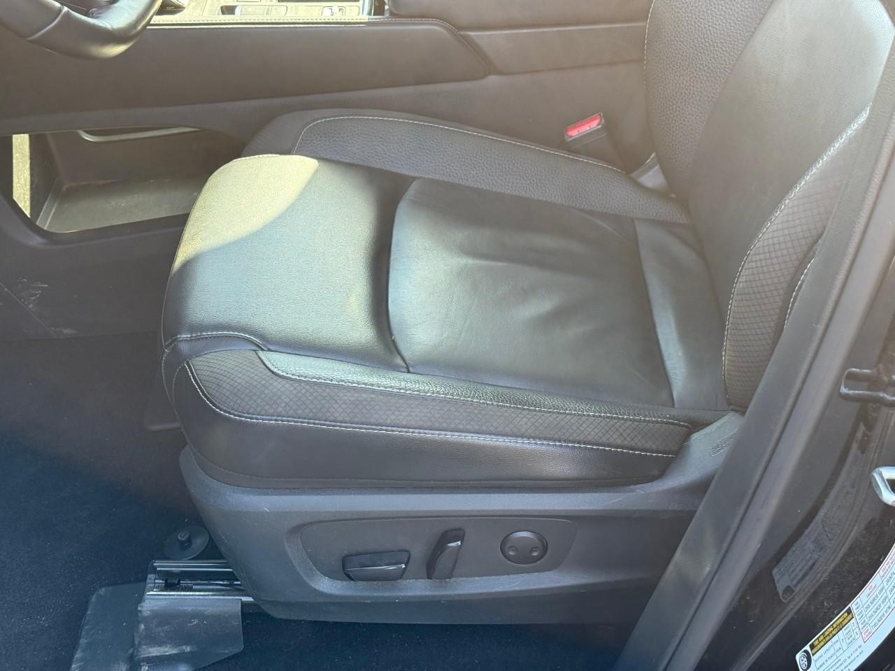 Nissan Pathfinder Vehicle Full-screen Gallery Image 11