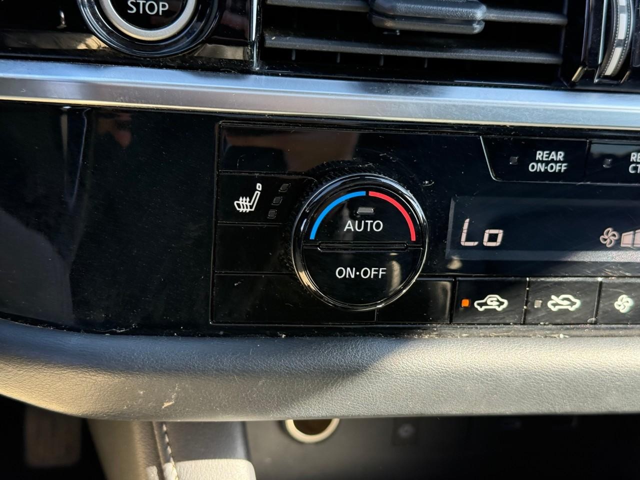 Nissan Pathfinder Vehicle Full-screen Gallery Image 14