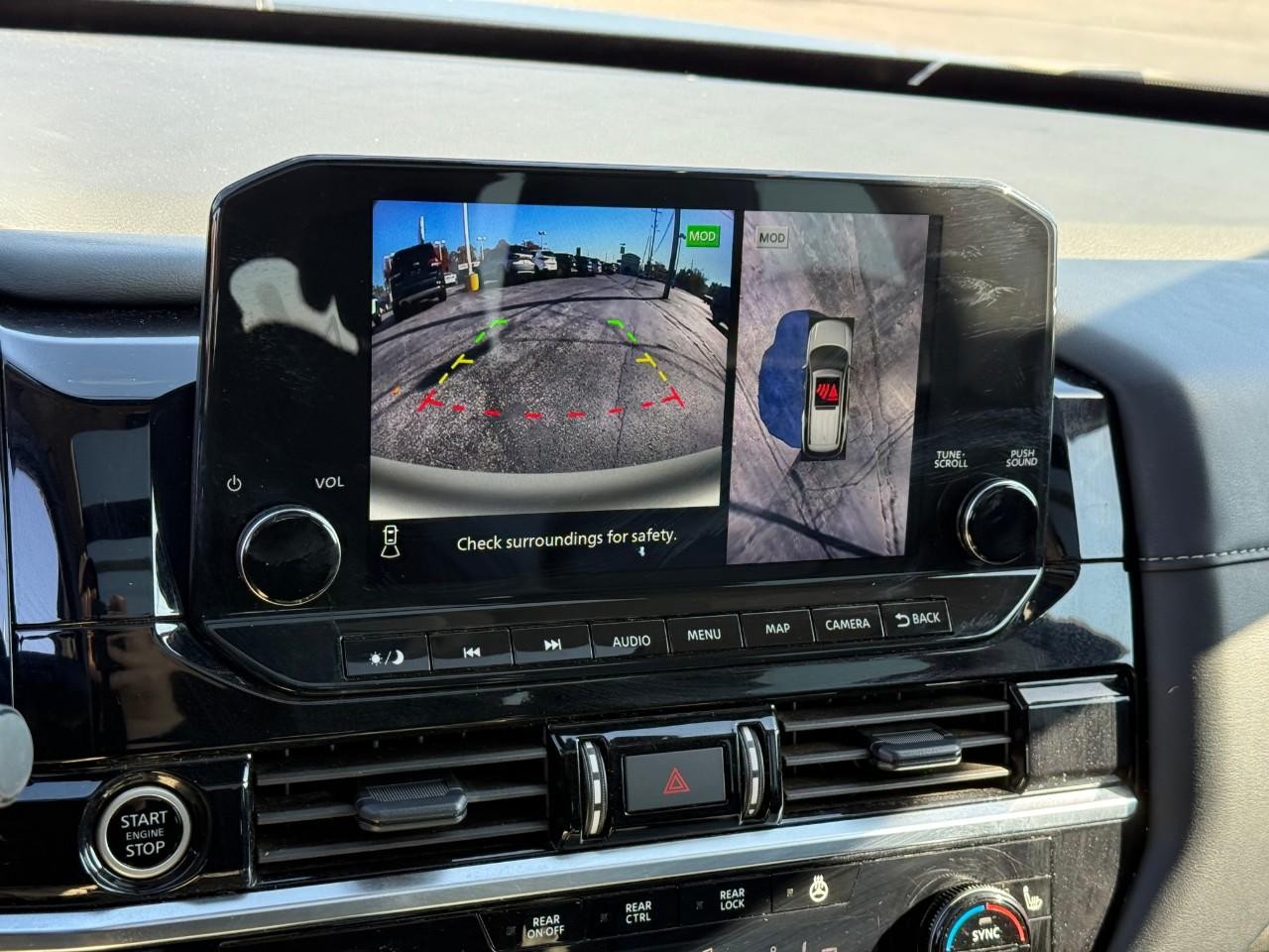 Nissan Pathfinder Vehicle Full-screen Gallery Image 16