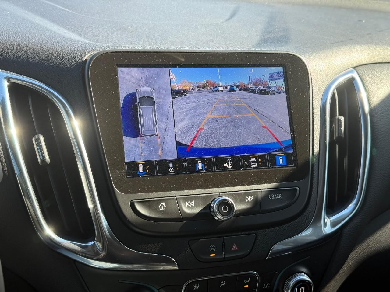 Chevrolet Equinox Vehicle Full-screen Gallery Image 15