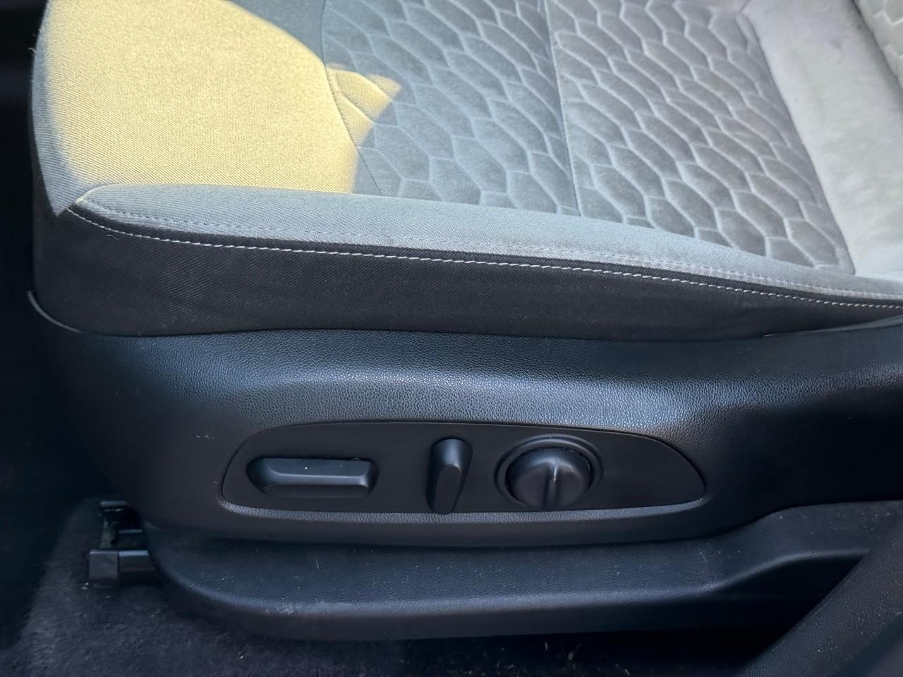 Chevrolet Equinox Vehicle Full-screen Gallery Image 12