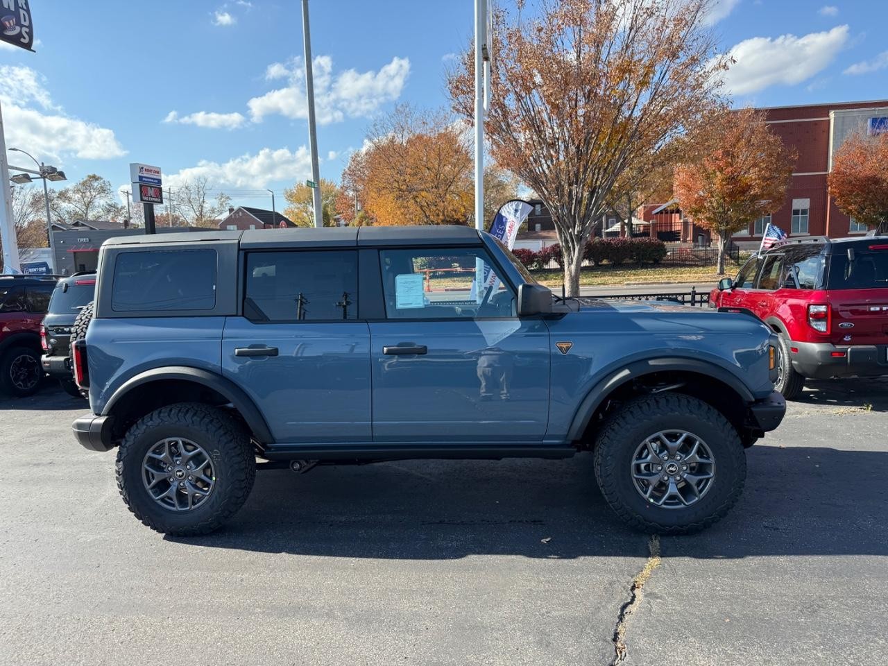 Ford Bronco Vehicle Full-screen Gallery Image 02
