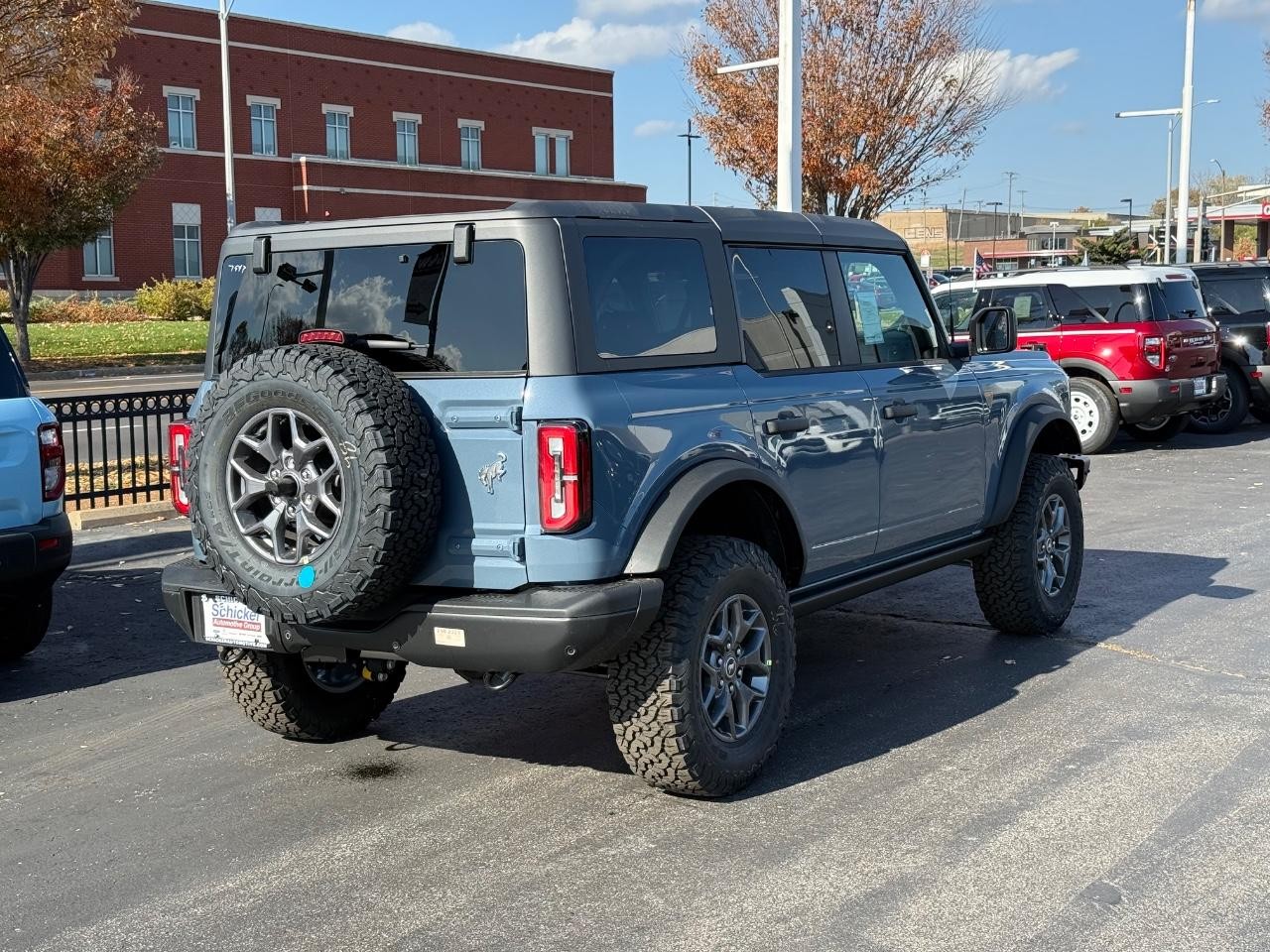 Ford Bronco Vehicle Full-screen Gallery Image 03