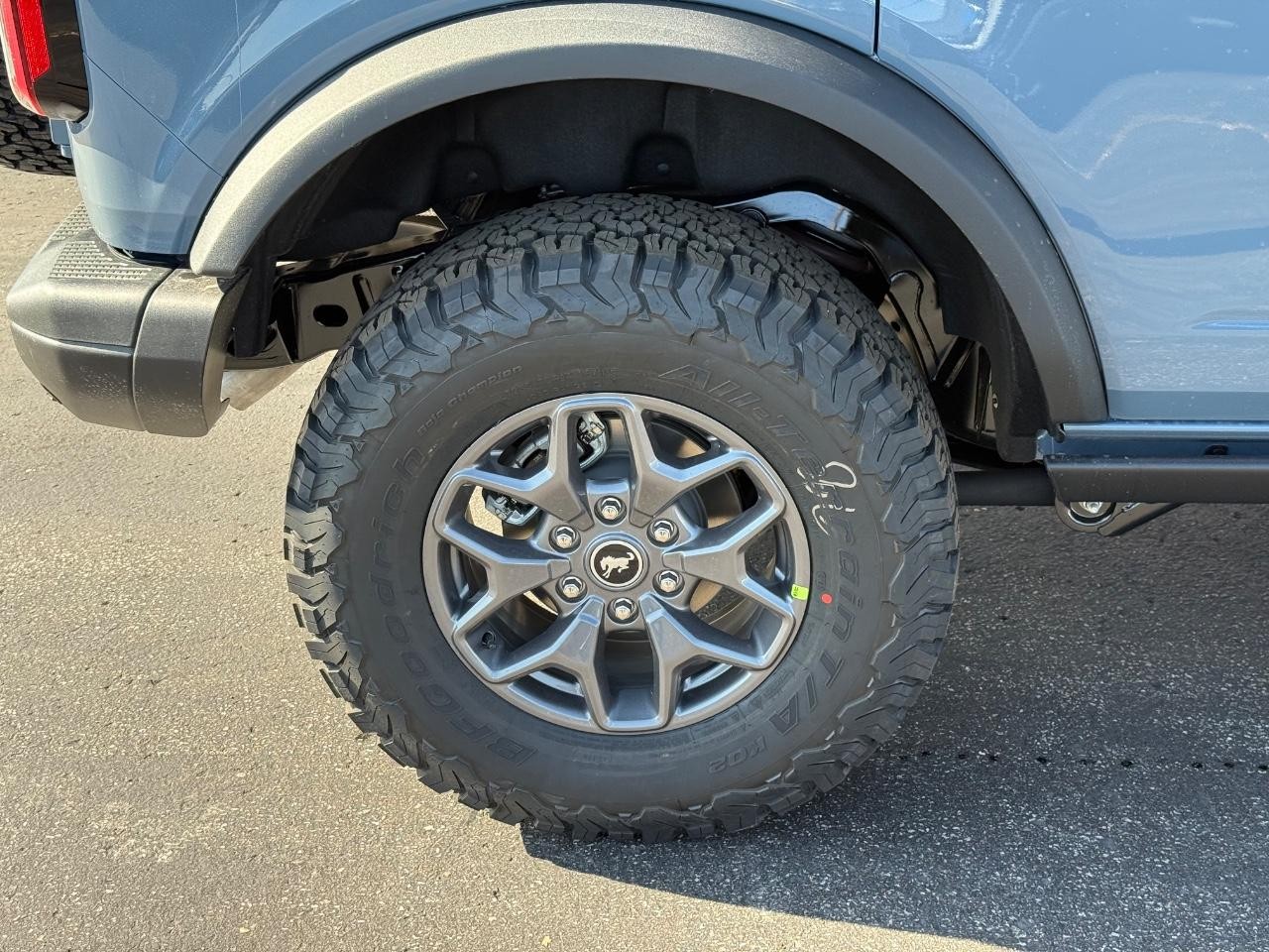 Ford Bronco Vehicle Full-screen Gallery Image 04