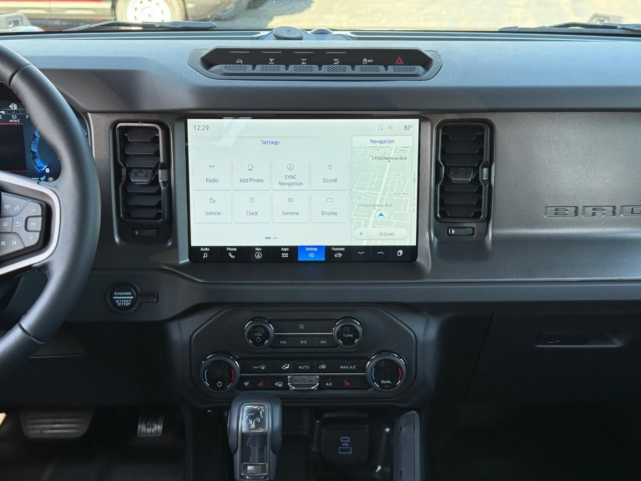 Ford Bronco Vehicle Full-screen Gallery Image 08