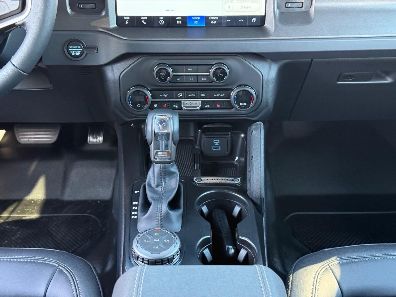 Ford Bronco Vehicle Full-screen Gallery Image 09