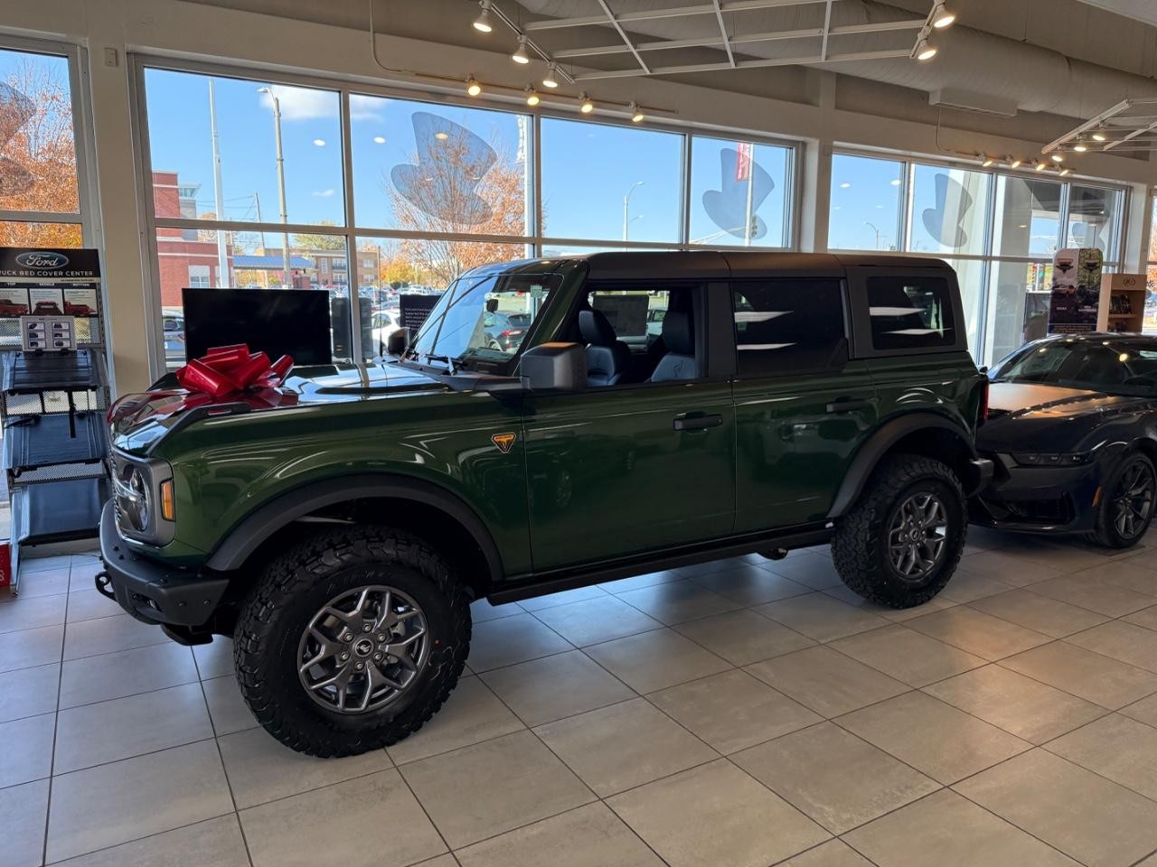Ford Bronco Vehicle Full-screen Gallery Image 02