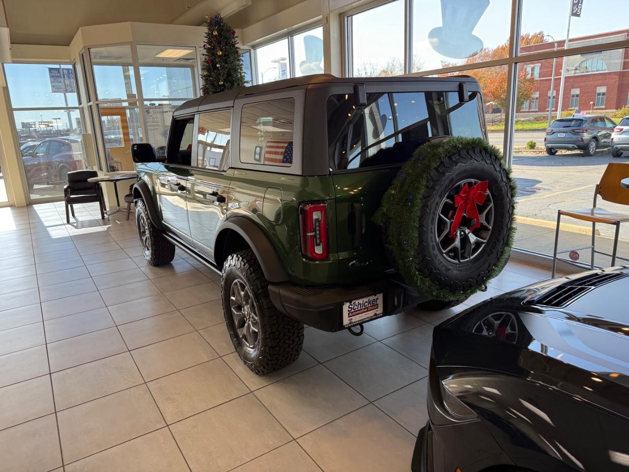 Ford Bronco Vehicle Full-screen Gallery Image 04