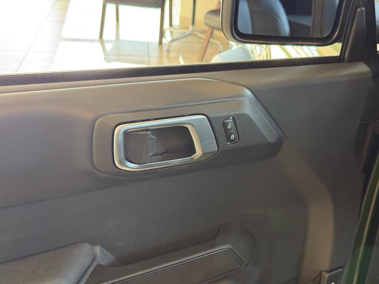 Ford Bronco Vehicle Full-screen Gallery Image 06