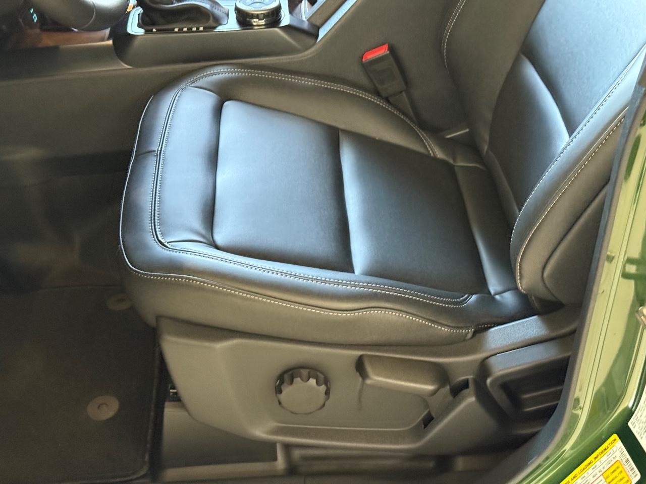 Ford Bronco Vehicle Full-screen Gallery Image 07