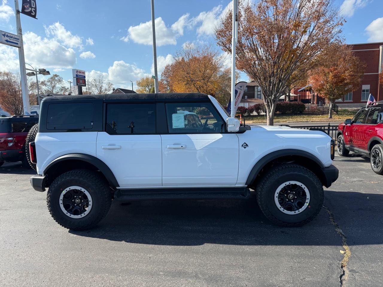 Ford Bronco Vehicle Full-screen Gallery Image 02