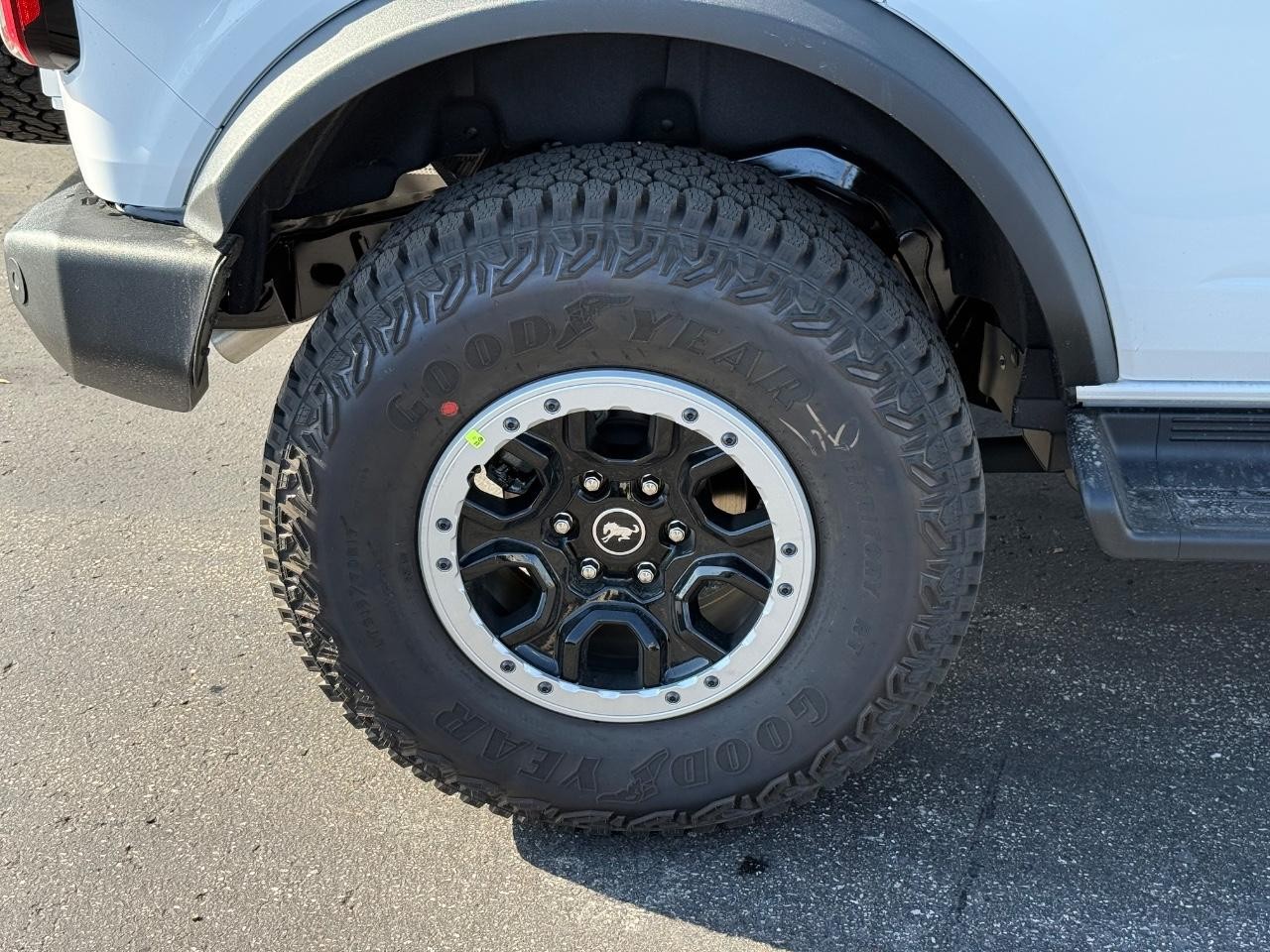 Ford Bronco Vehicle Full-screen Gallery Image 04