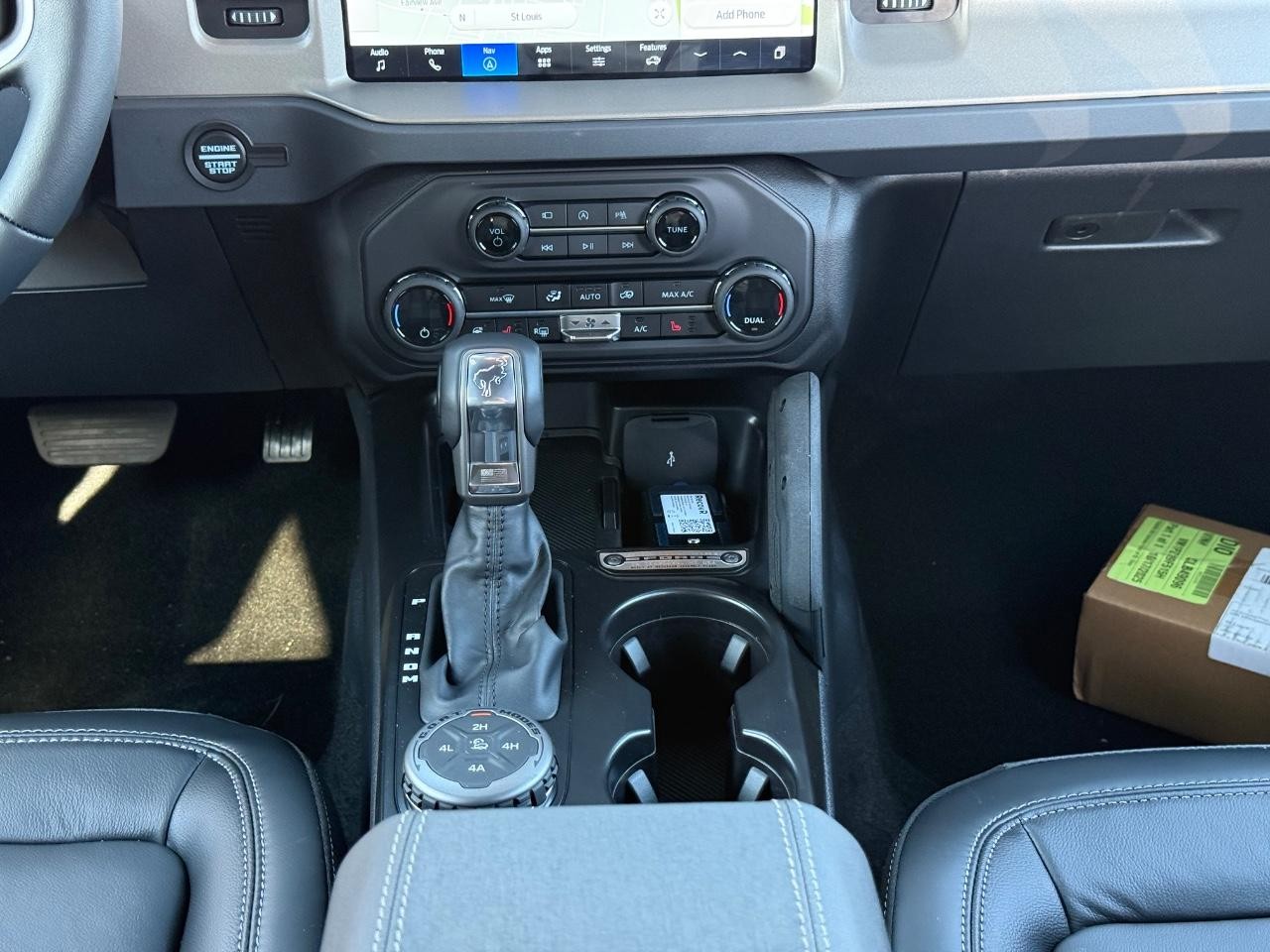 Ford Bronco Vehicle Full-screen Gallery Image 09