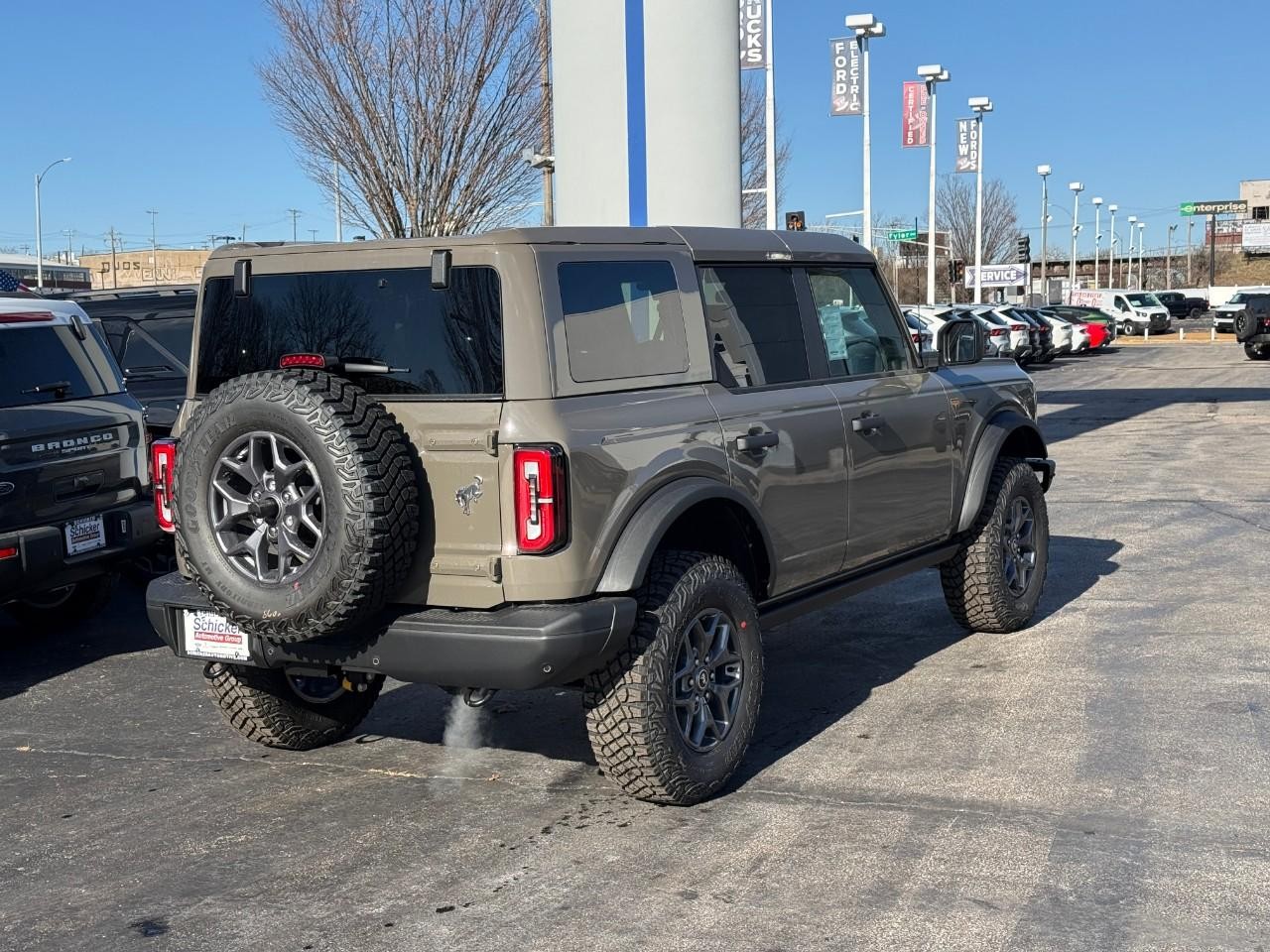 Ford Bronco Vehicle Full-screen Gallery Image 03