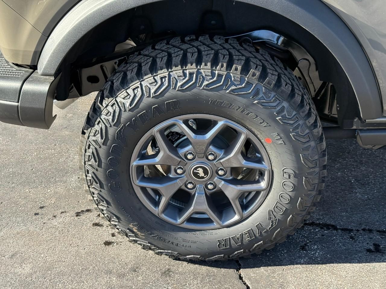 Ford Bronco Vehicle Full-screen Gallery Image 04