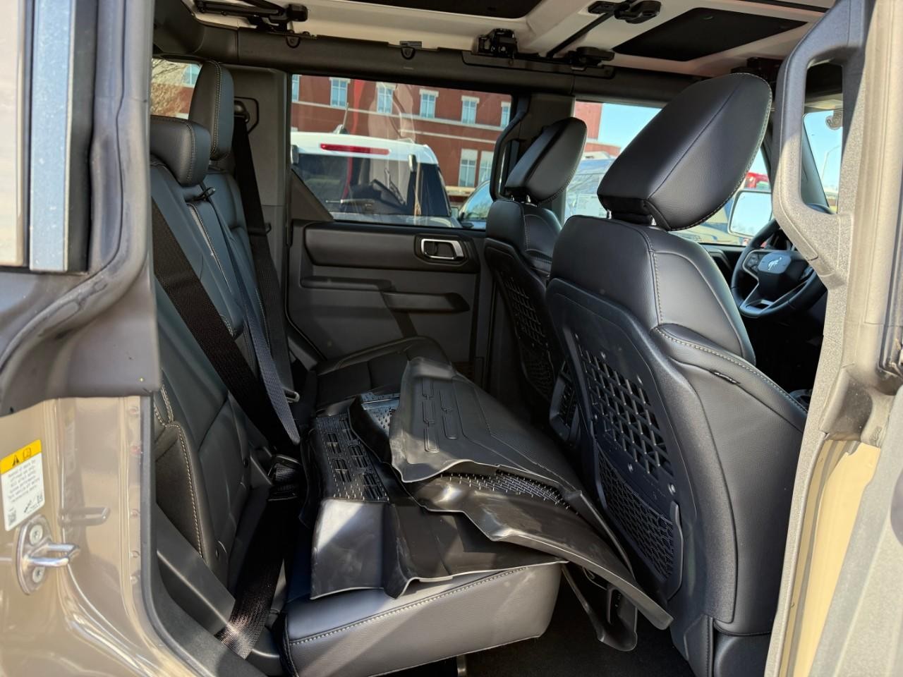 Ford Bronco Vehicle Full-screen Gallery Image 05