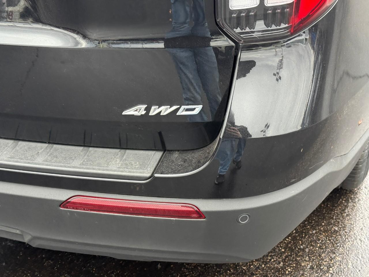 Ford Explorer Vehicle Full-screen Gallery Image 04