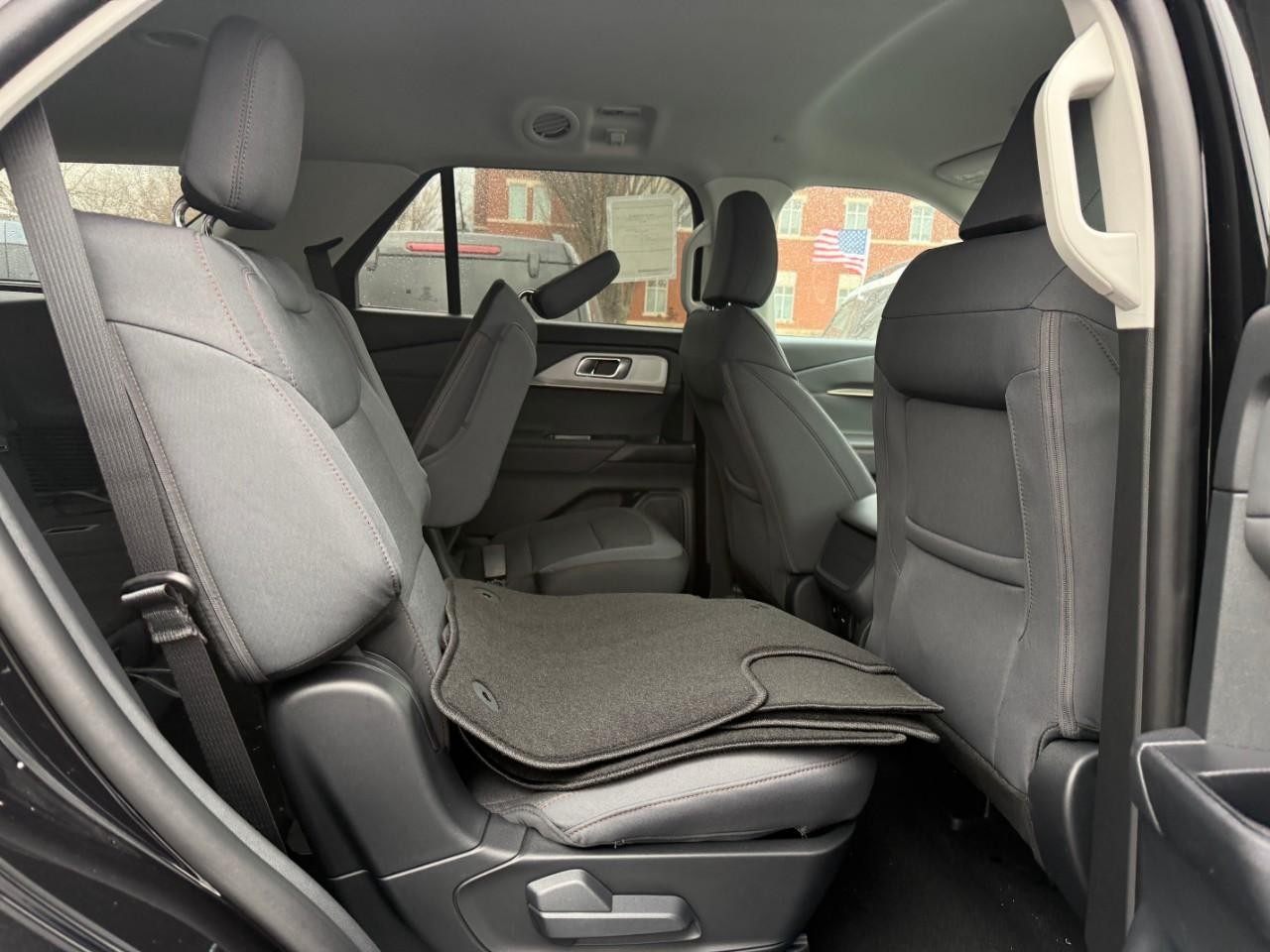 Ford Explorer Vehicle Full-screen Gallery Image 06