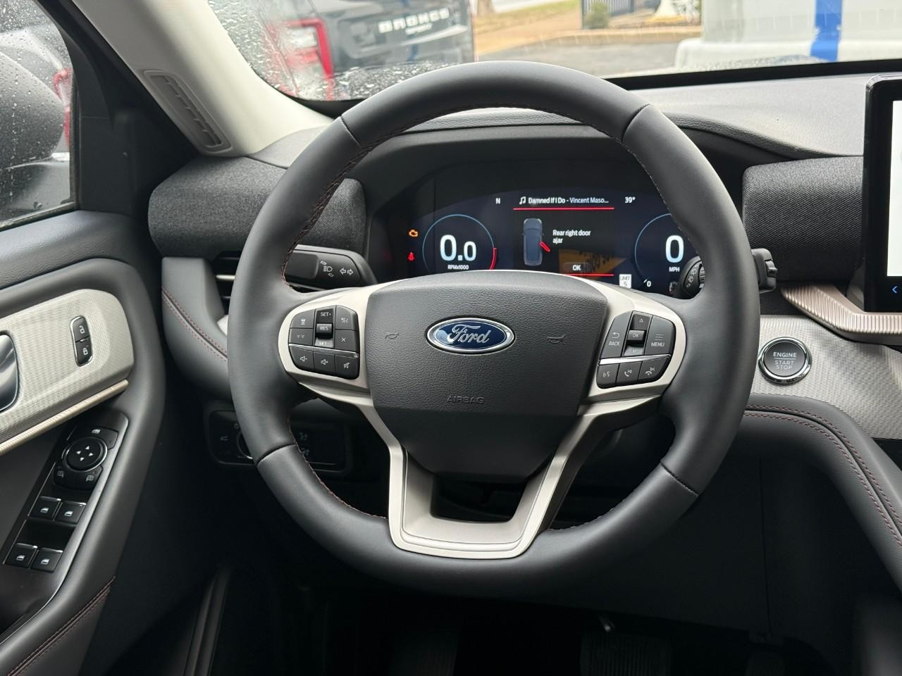 Ford Explorer Vehicle Full-screen Gallery Image 08