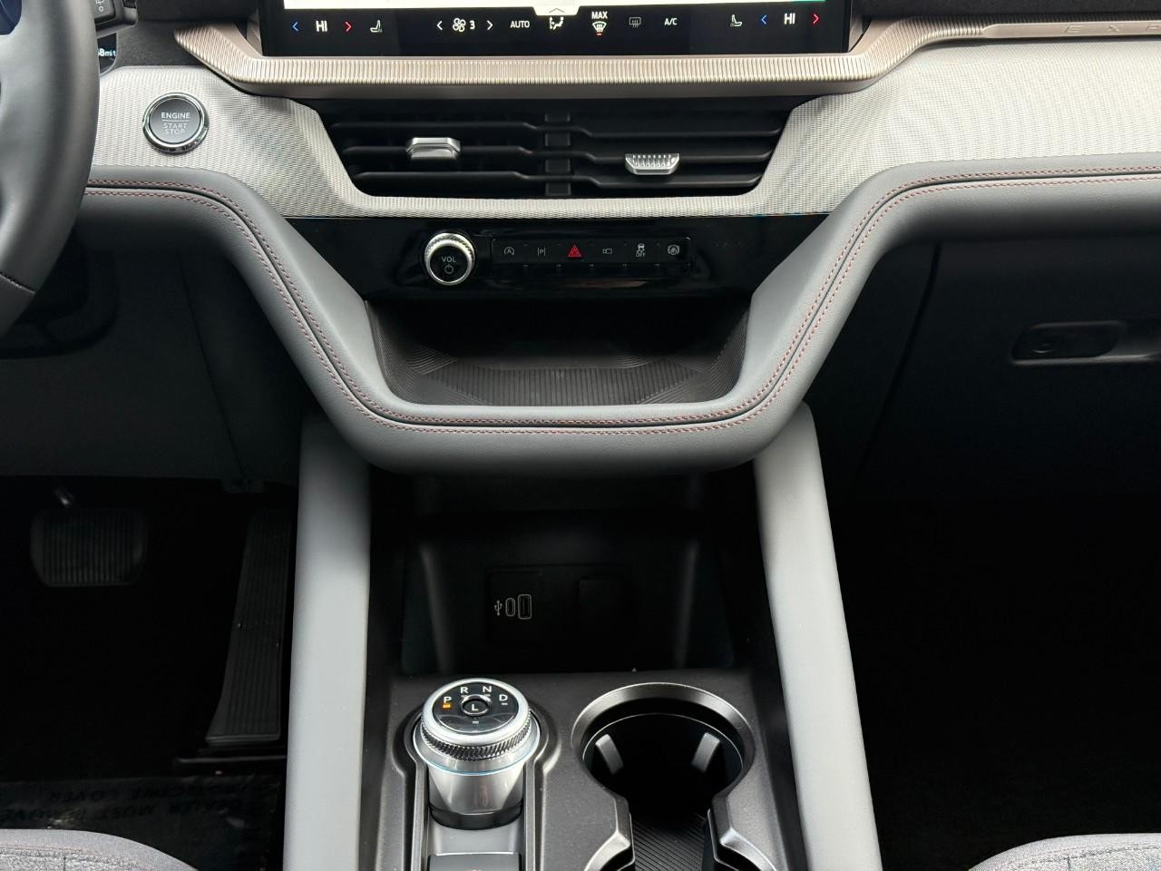 Ford Explorer Vehicle Full-screen Gallery Image 10