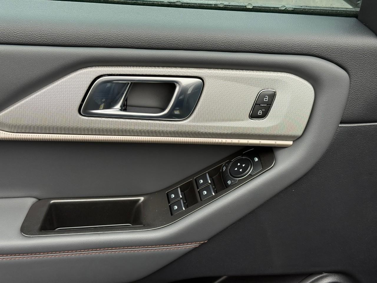 Ford Explorer Vehicle Full-screen Gallery Image 11