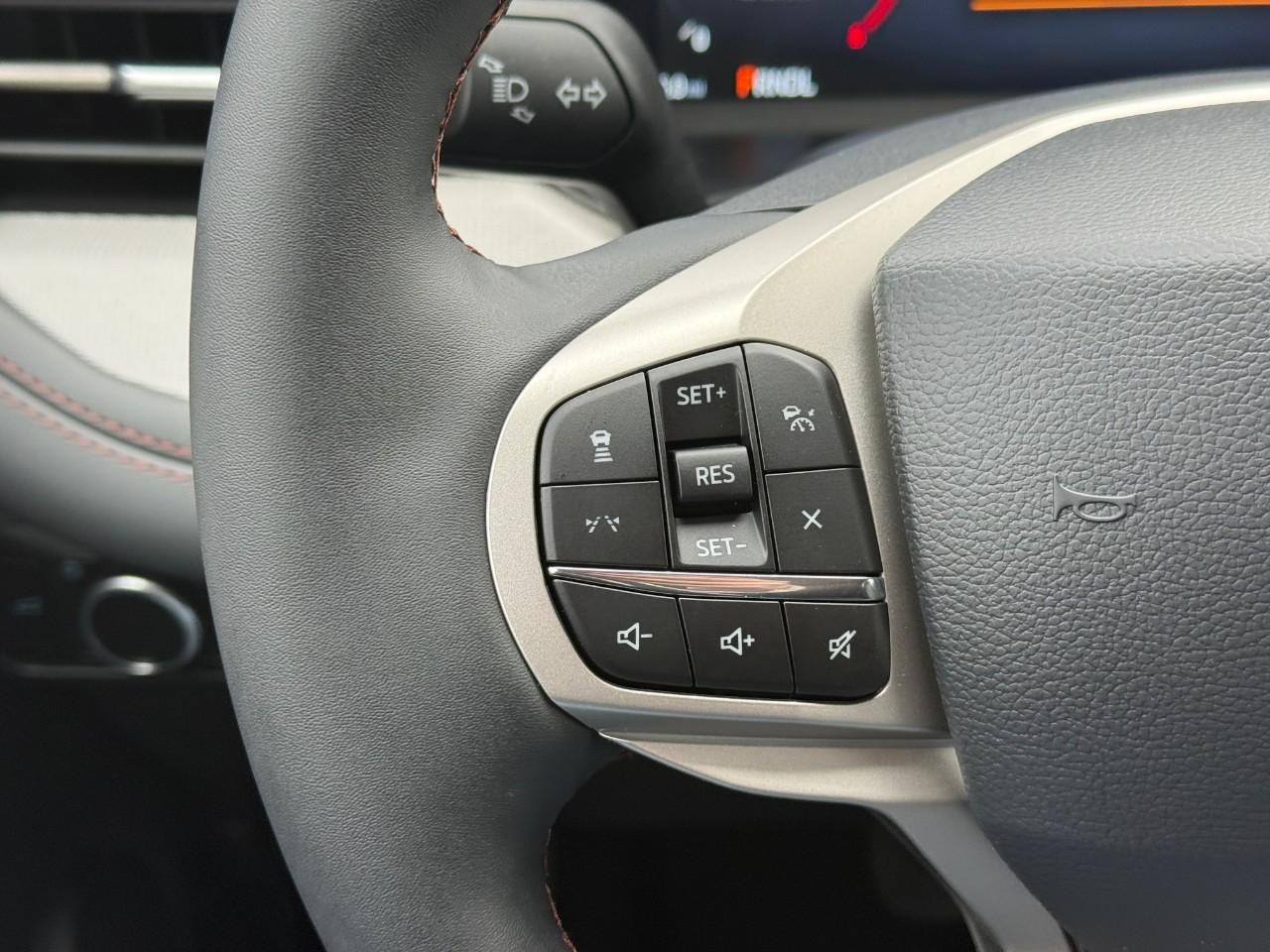 Ford Explorer Vehicle Full-screen Gallery Image 14