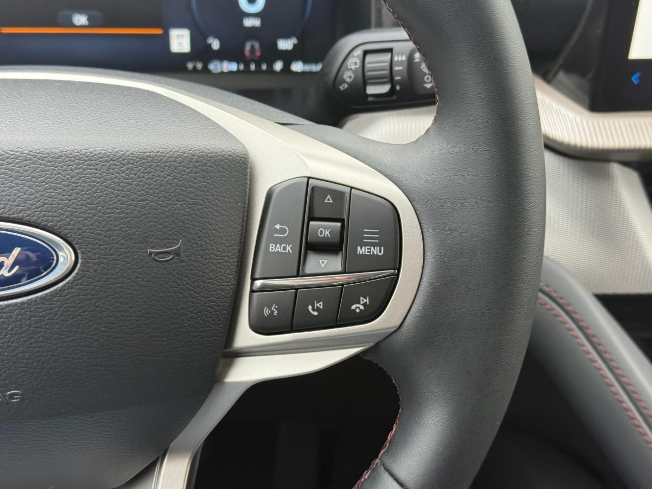 Ford Explorer Vehicle Full-screen Gallery Image 15