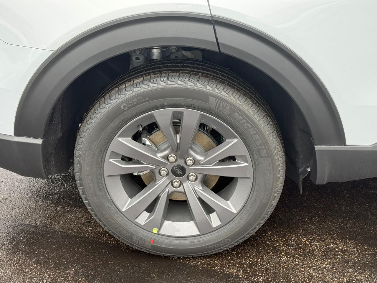 Ford Explorer Vehicle Full-screen Gallery Image 05