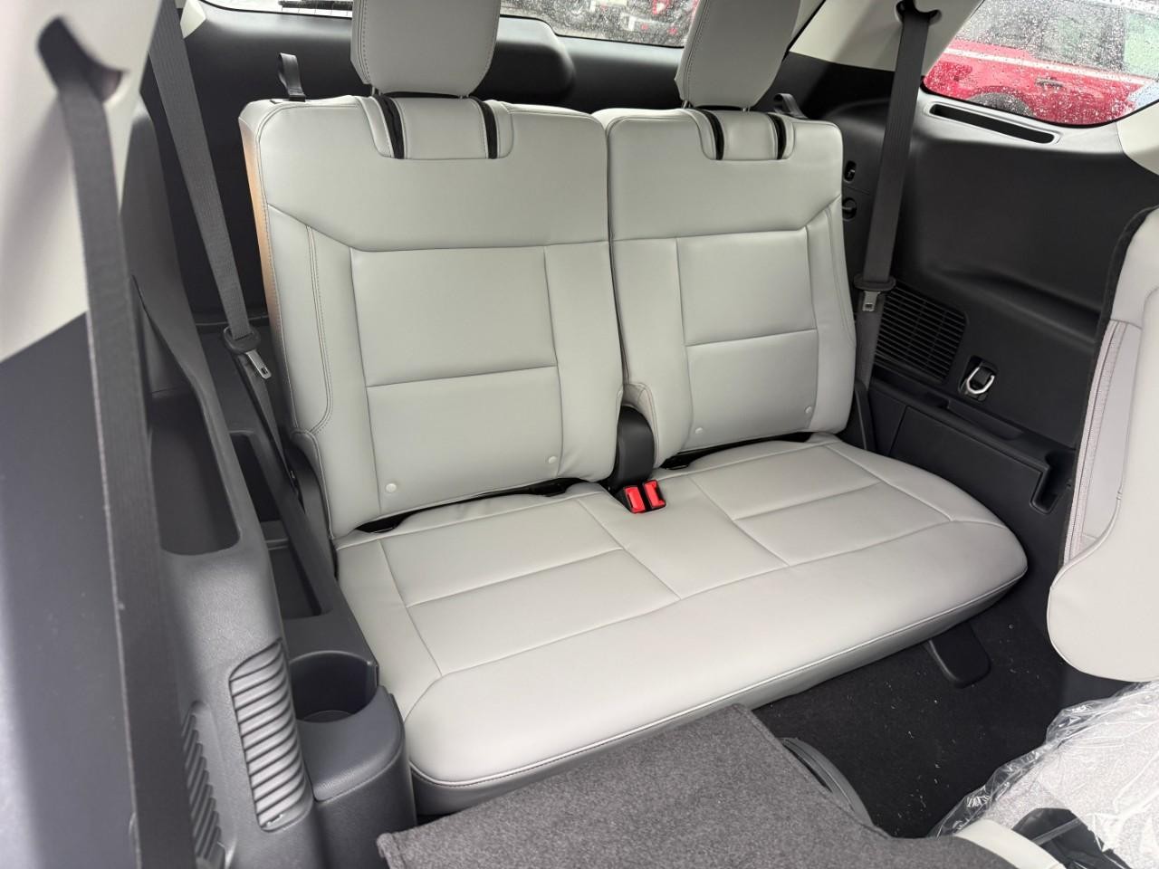 Ford Explorer Vehicle Full-screen Gallery Image 07