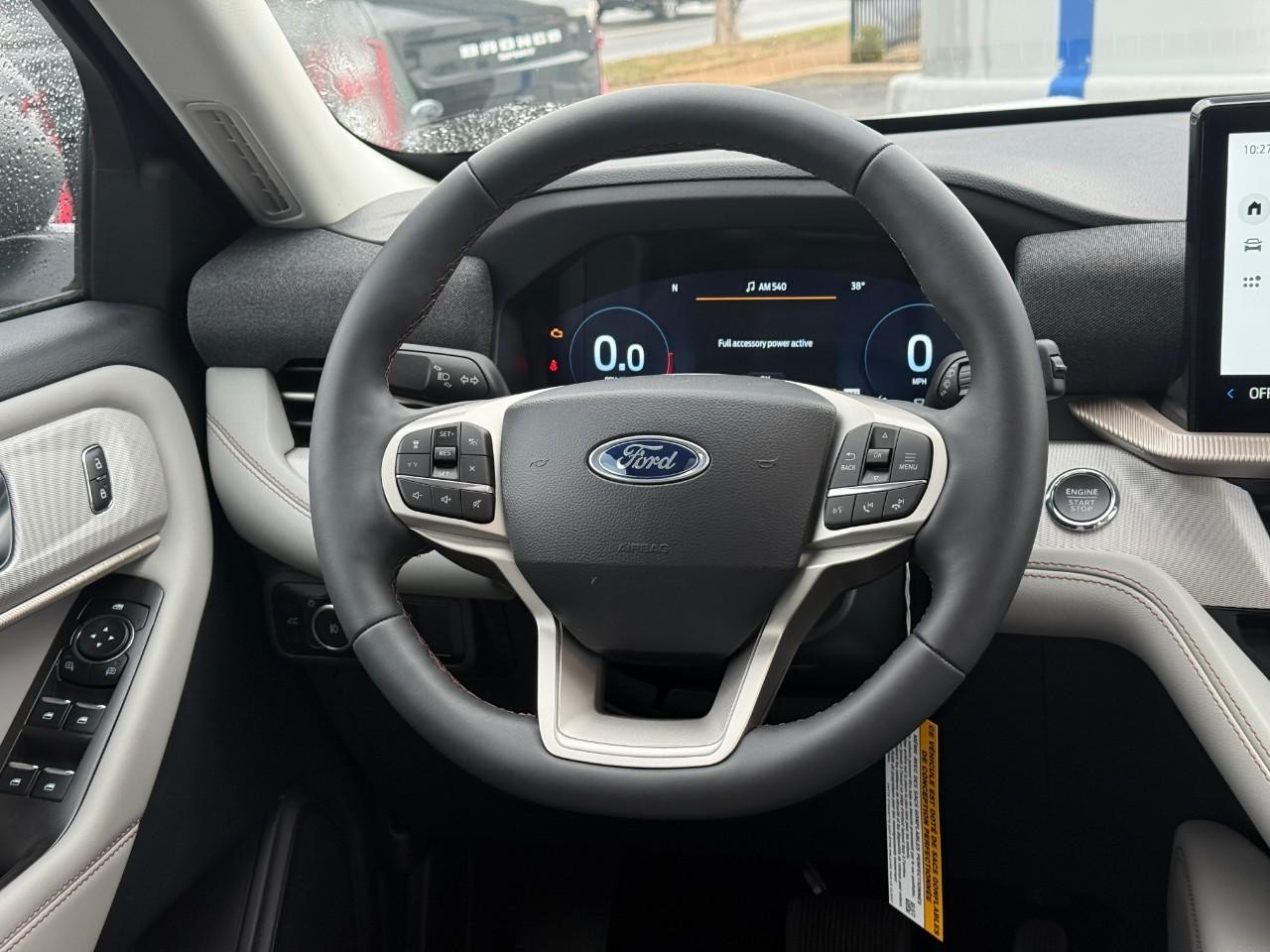 Ford Explorer Vehicle Full-screen Gallery Image 09