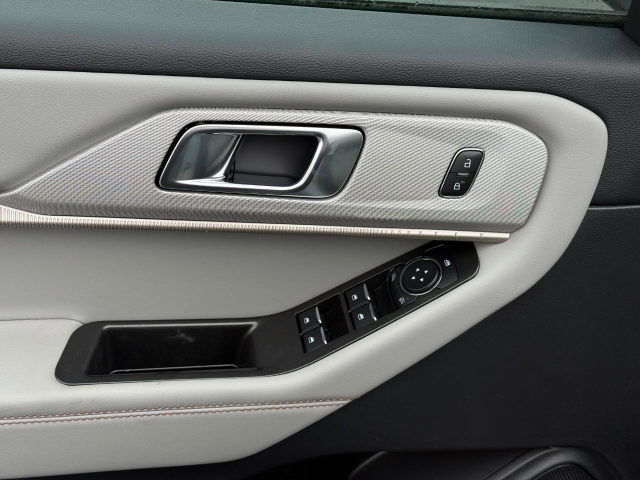 Ford Explorer Vehicle Full-screen Gallery Image 12