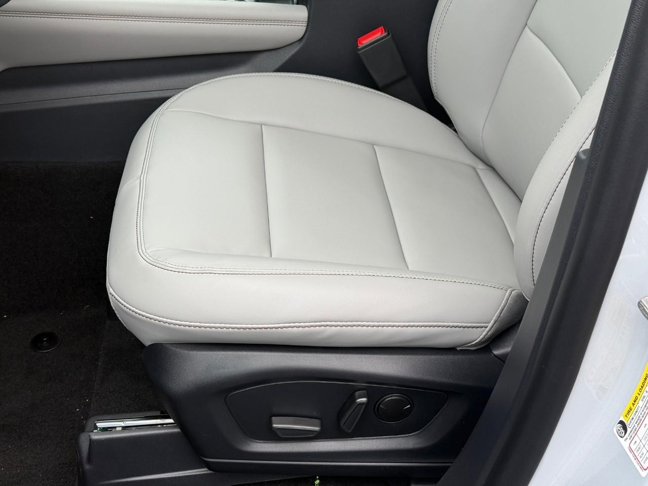 Ford Explorer Vehicle Full-screen Gallery Image 13