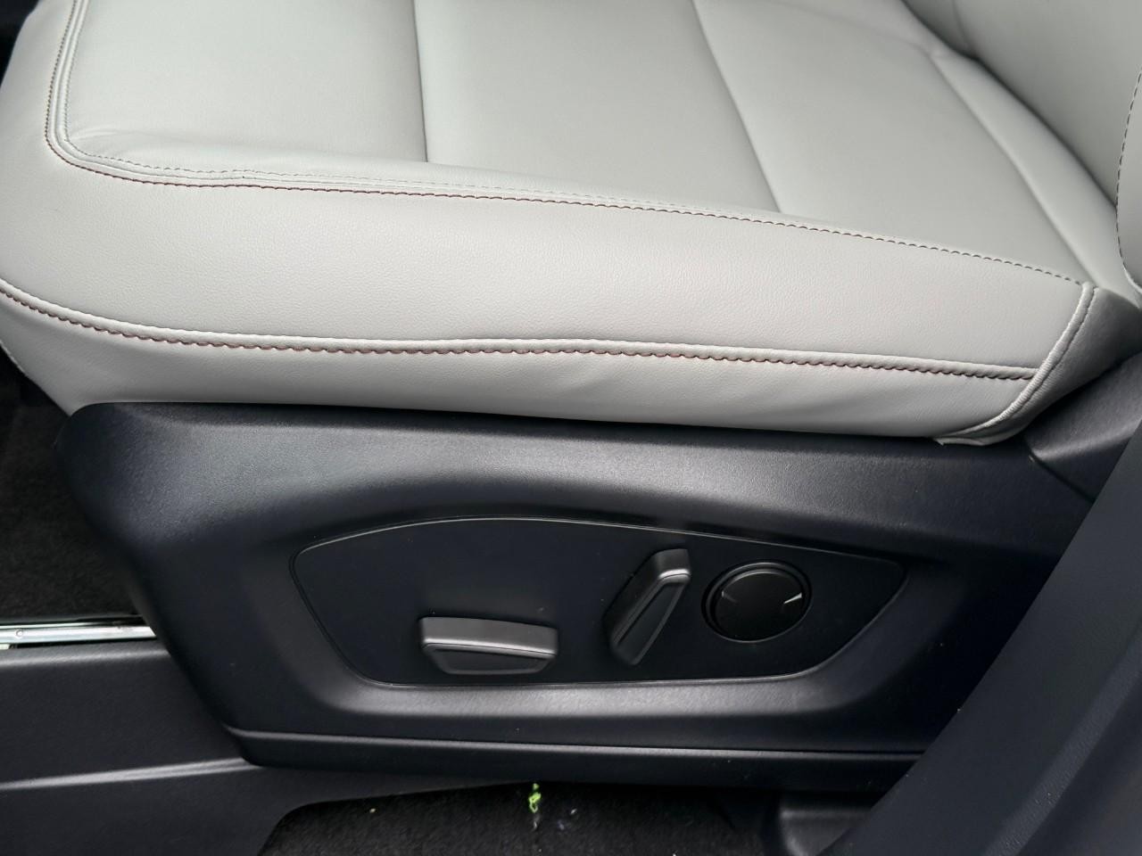 Ford Explorer Vehicle Full-screen Gallery Image 14