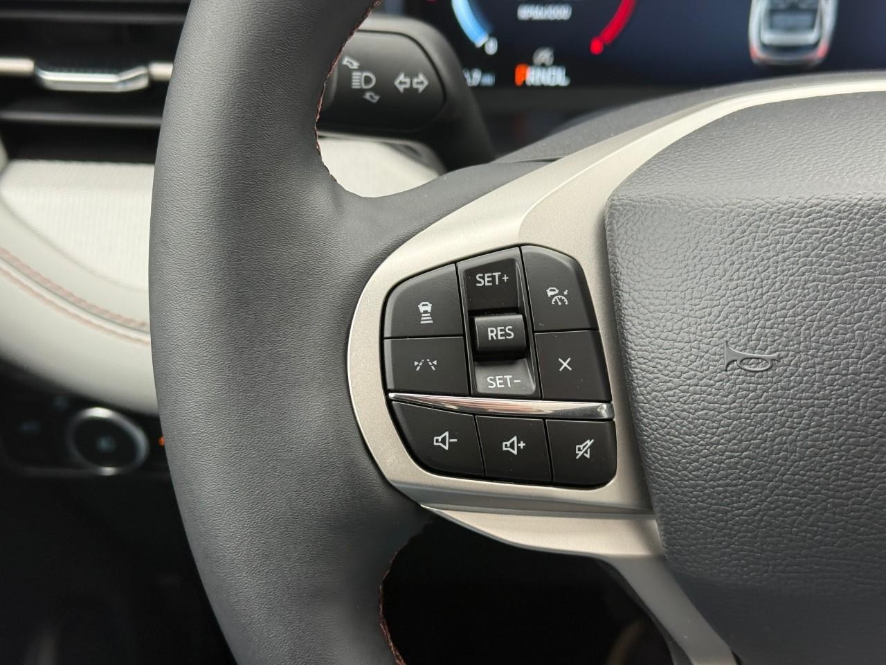 Ford Explorer Vehicle Full-screen Gallery Image 15