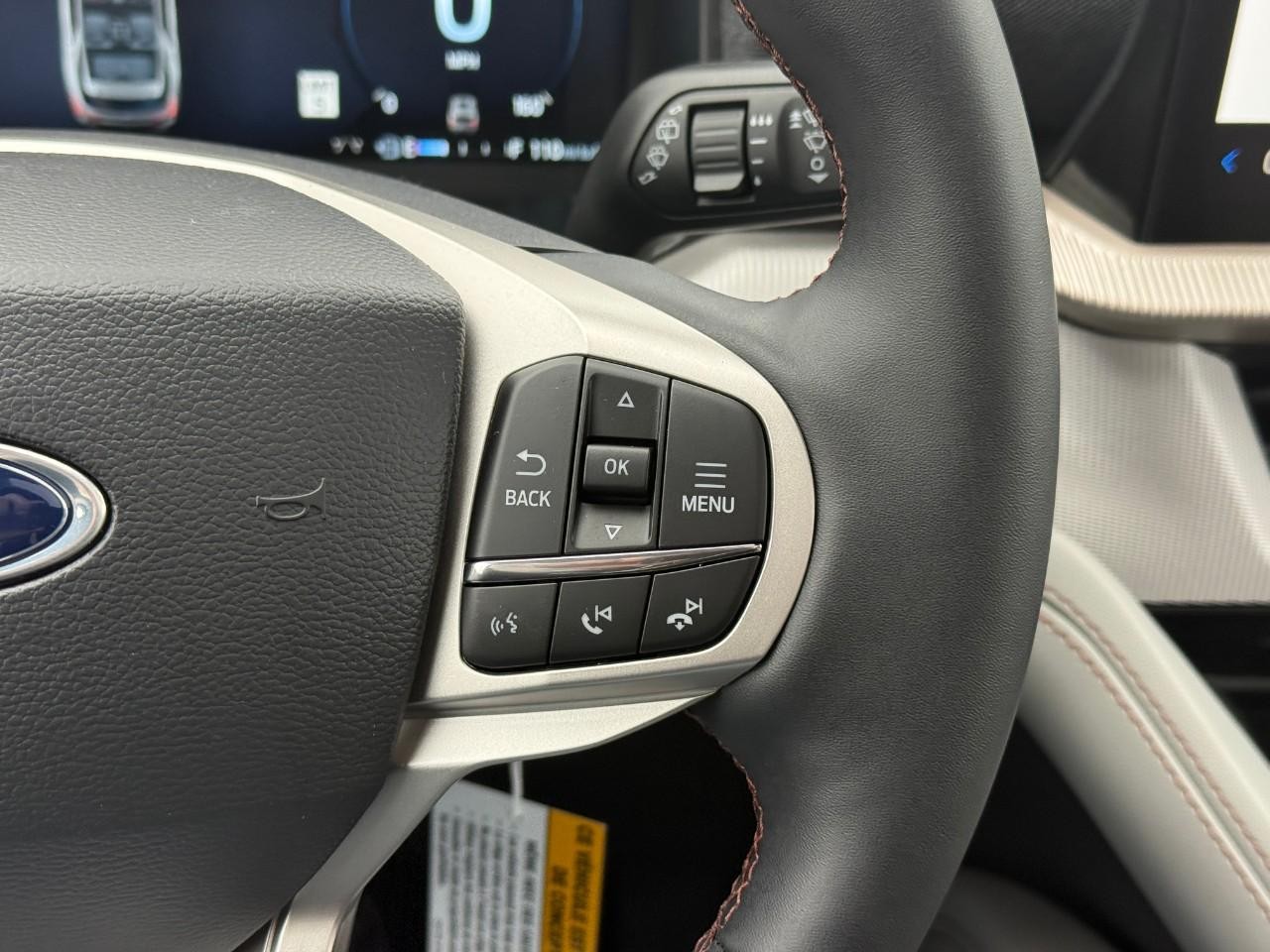 Ford Explorer Vehicle Full-screen Gallery Image 16