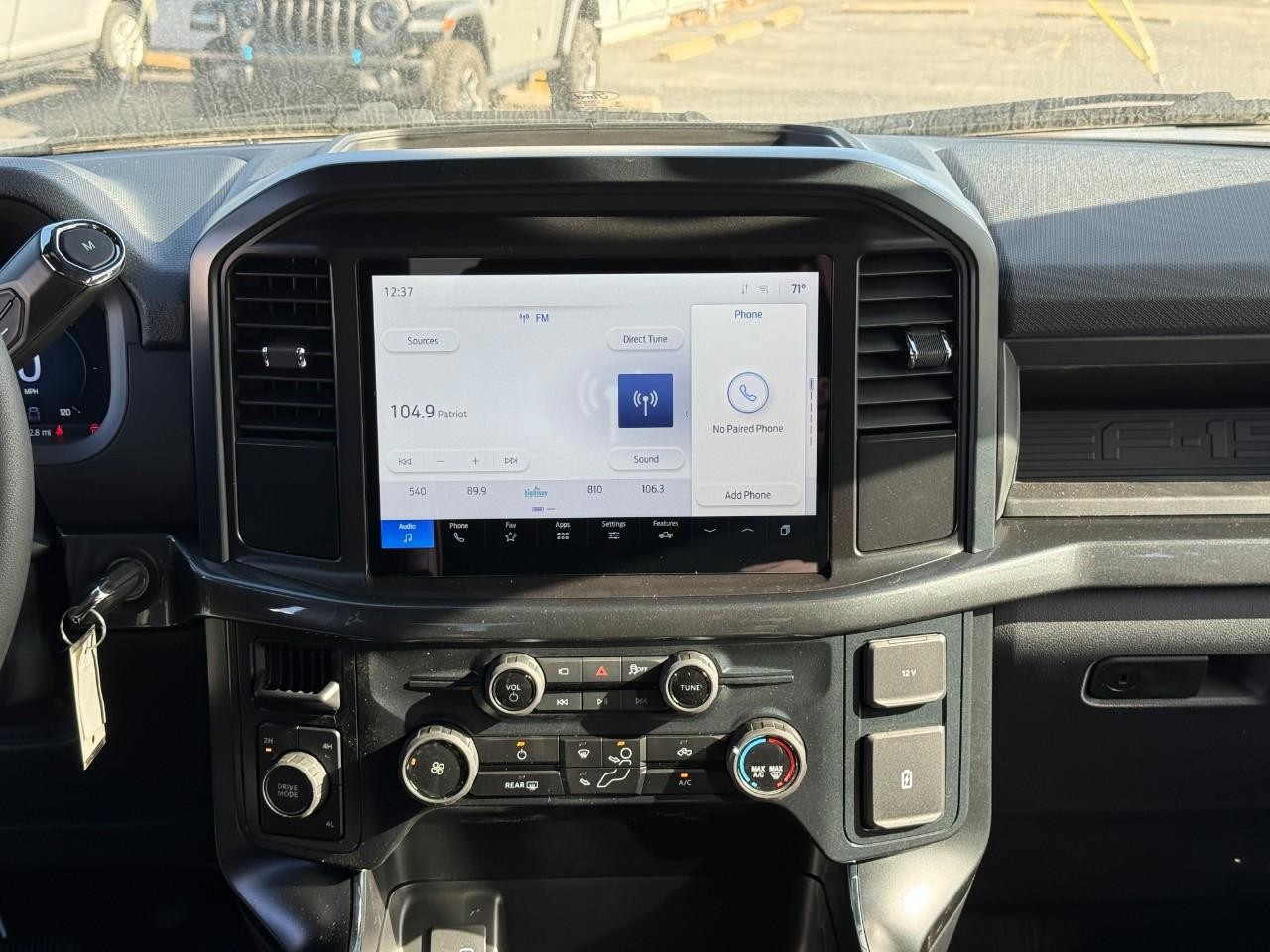 Ford F-150 Vehicle Full-screen Gallery Image 08