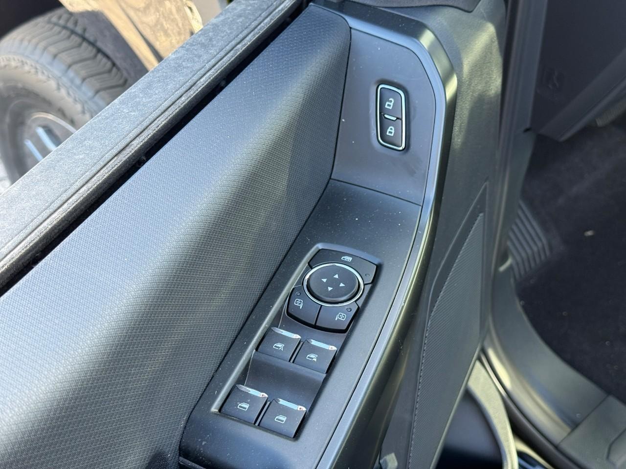 Ford F-150 Vehicle Full-screen Gallery Image 10