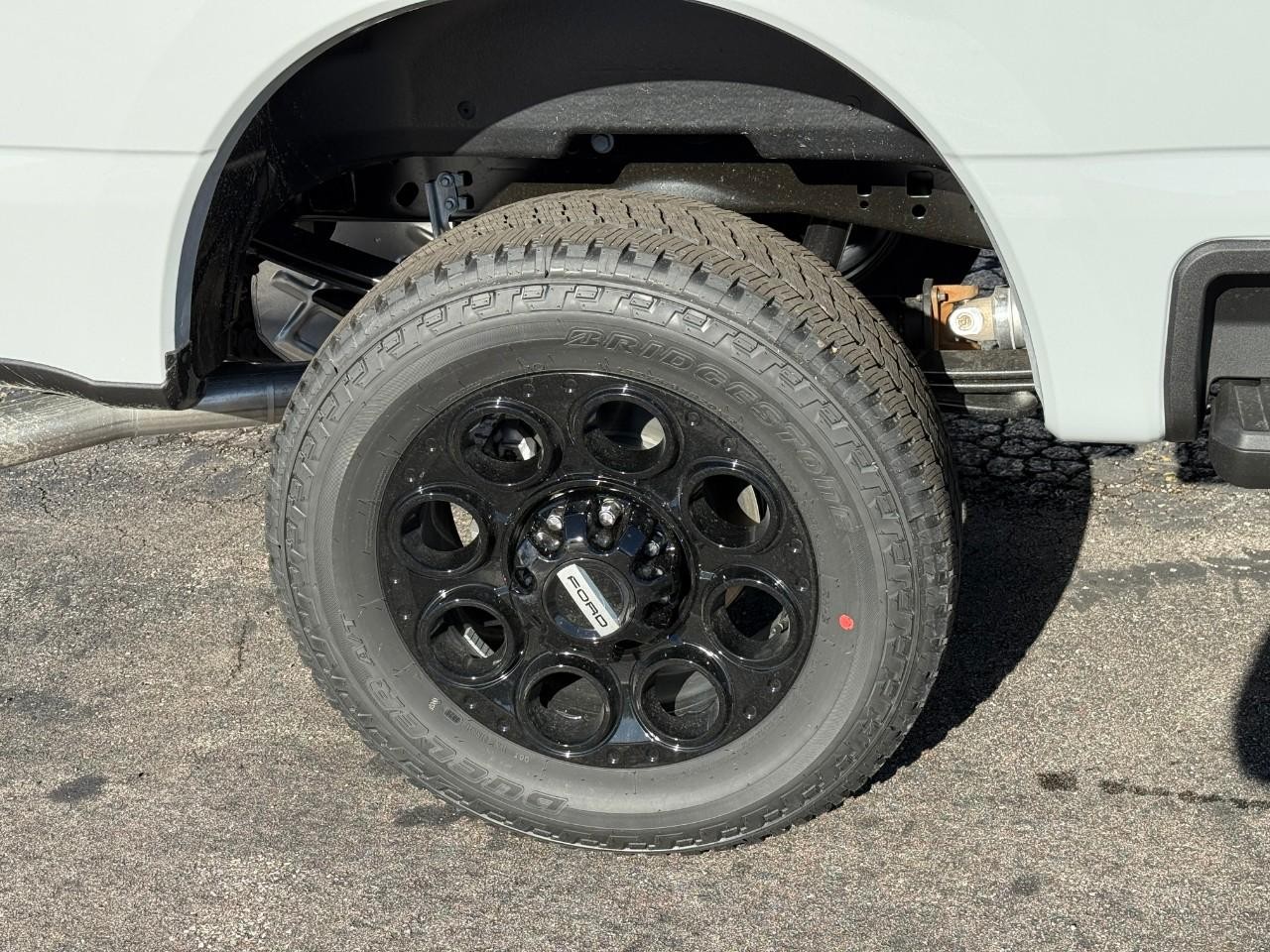 Ford Super Duty F-250 SRW Vehicle Full-screen Gallery Image 04