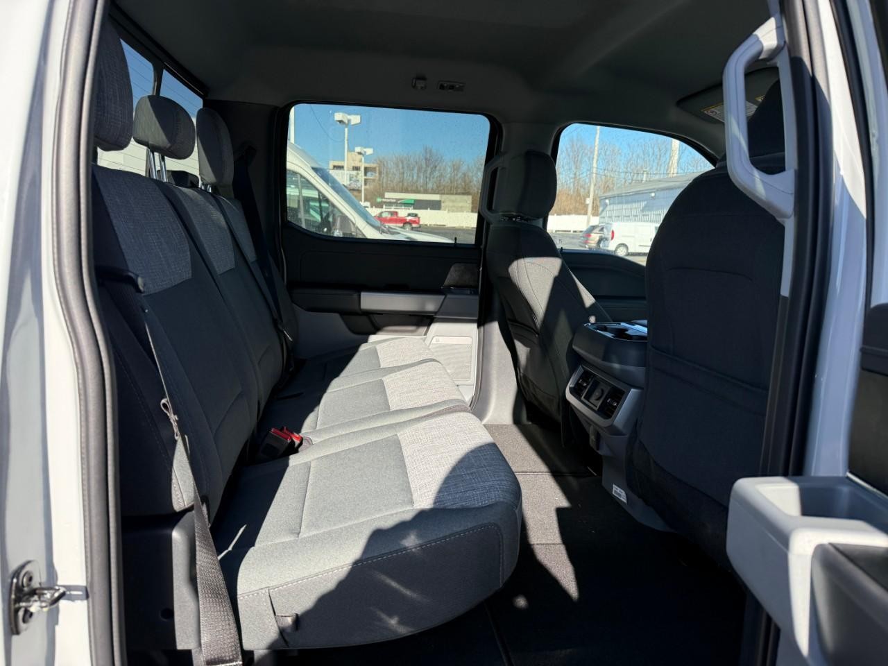 Ford Super Duty F-250 SRW Vehicle Full-screen Gallery Image 05