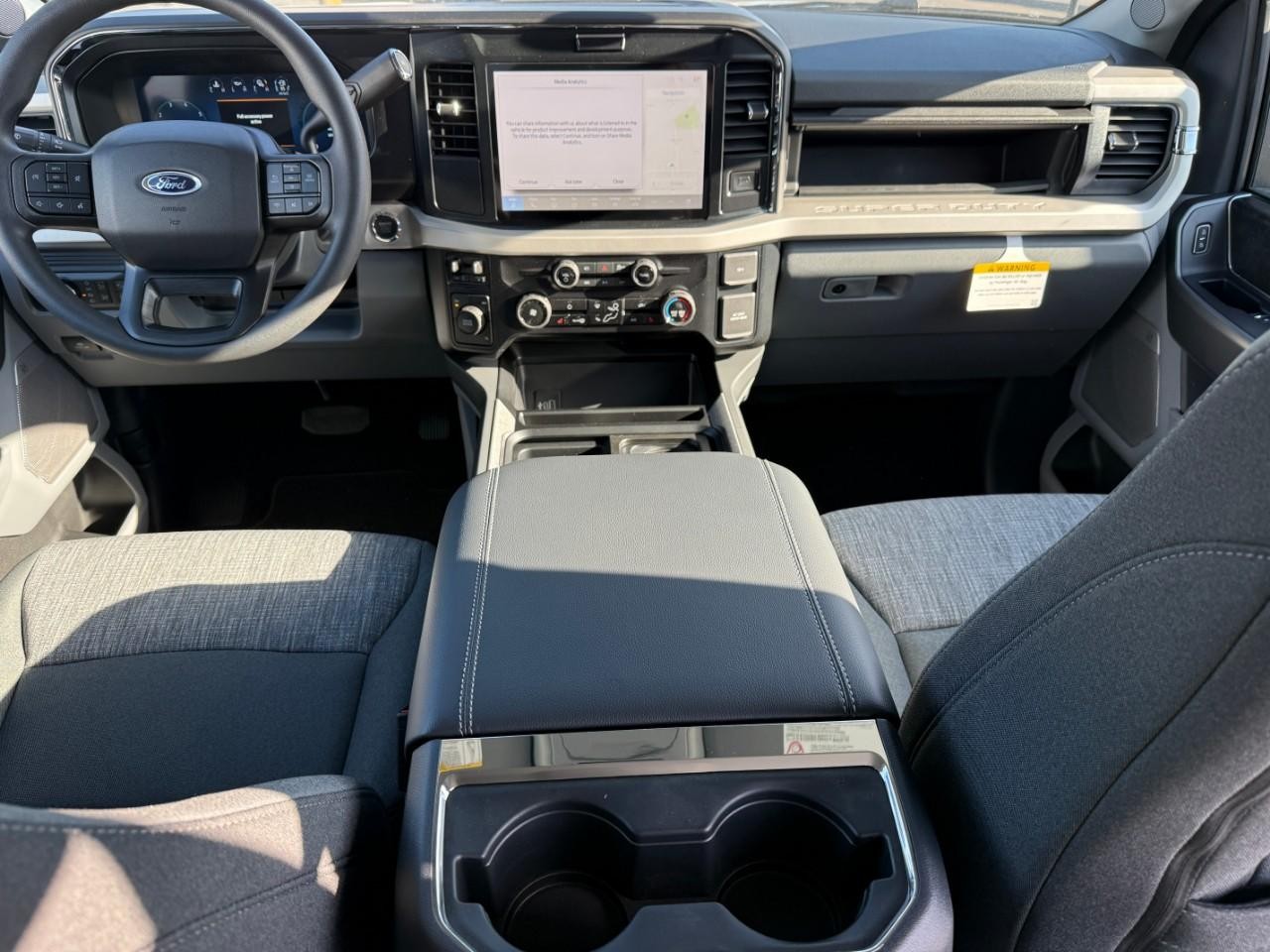 Ford Super Duty F-250 SRW Vehicle Full-screen Gallery Image 06