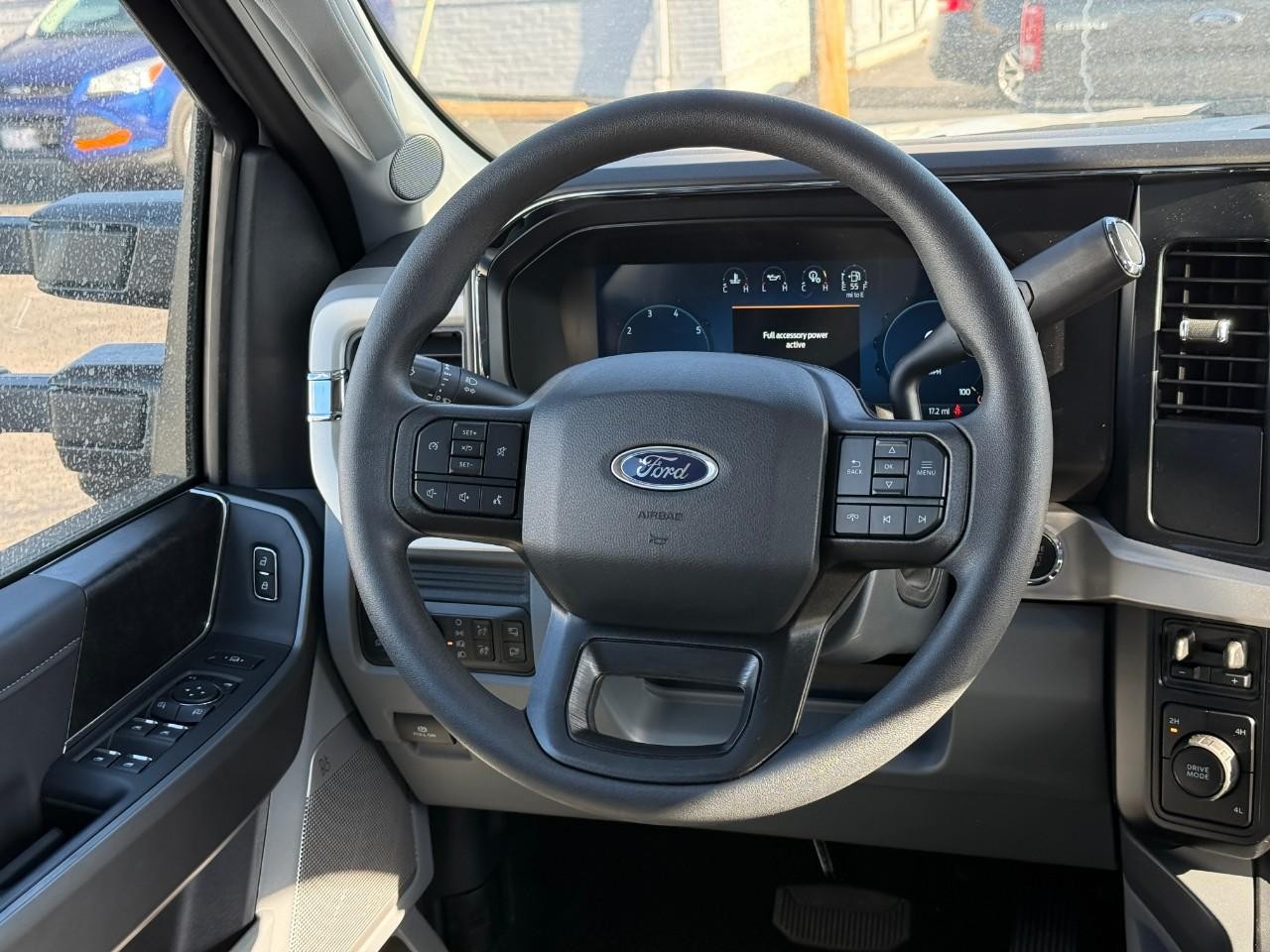 Ford Super Duty F-250 SRW Vehicle Full-screen Gallery Image 07