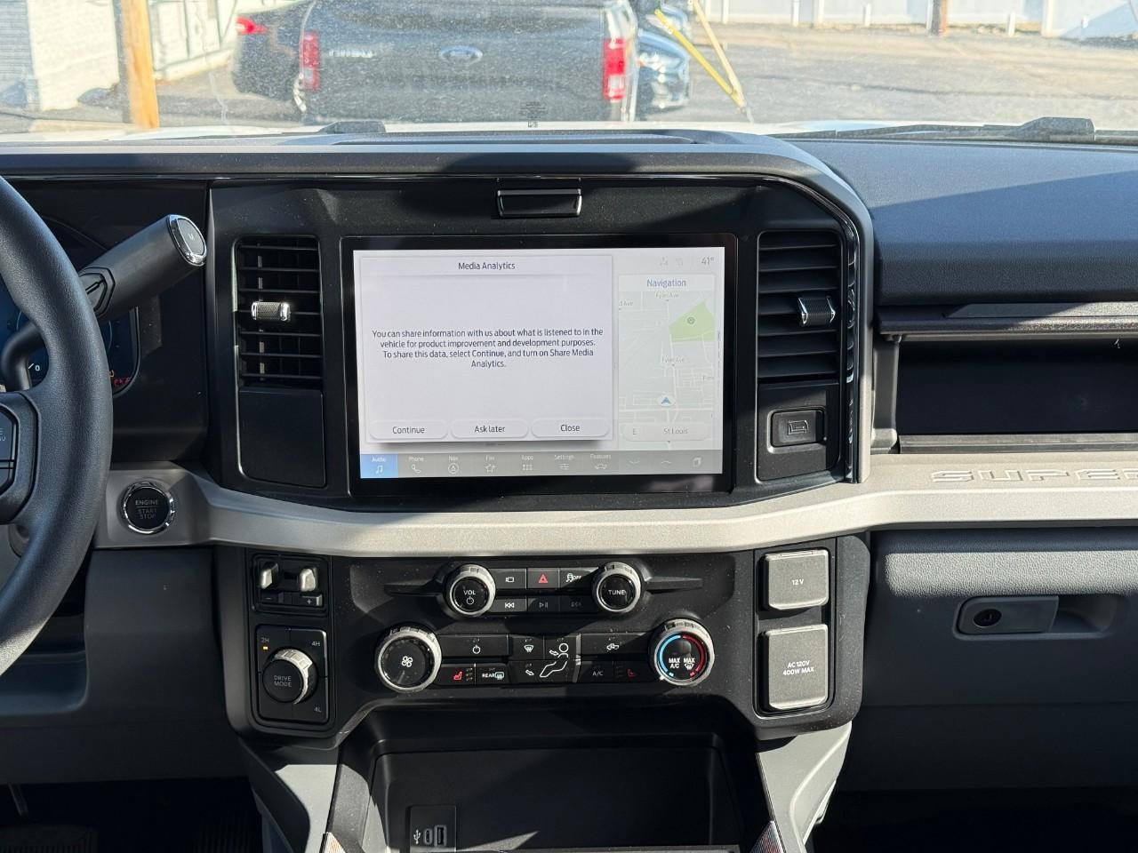 Ford Super Duty F-250 SRW Vehicle Full-screen Gallery Image 08