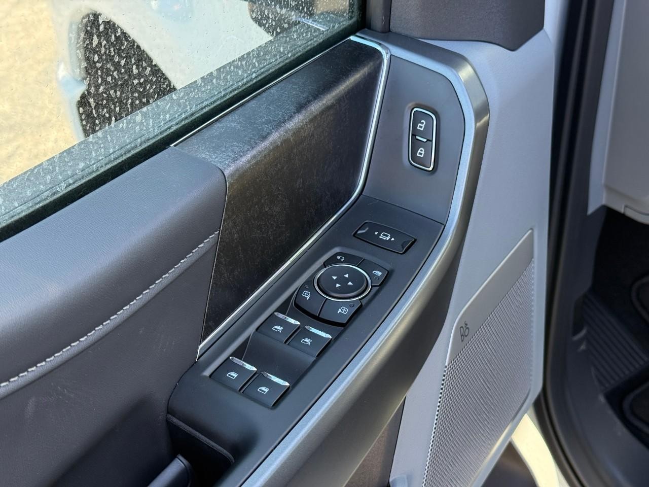 Ford Super Duty F-250 SRW Vehicle Full-screen Gallery Image 10