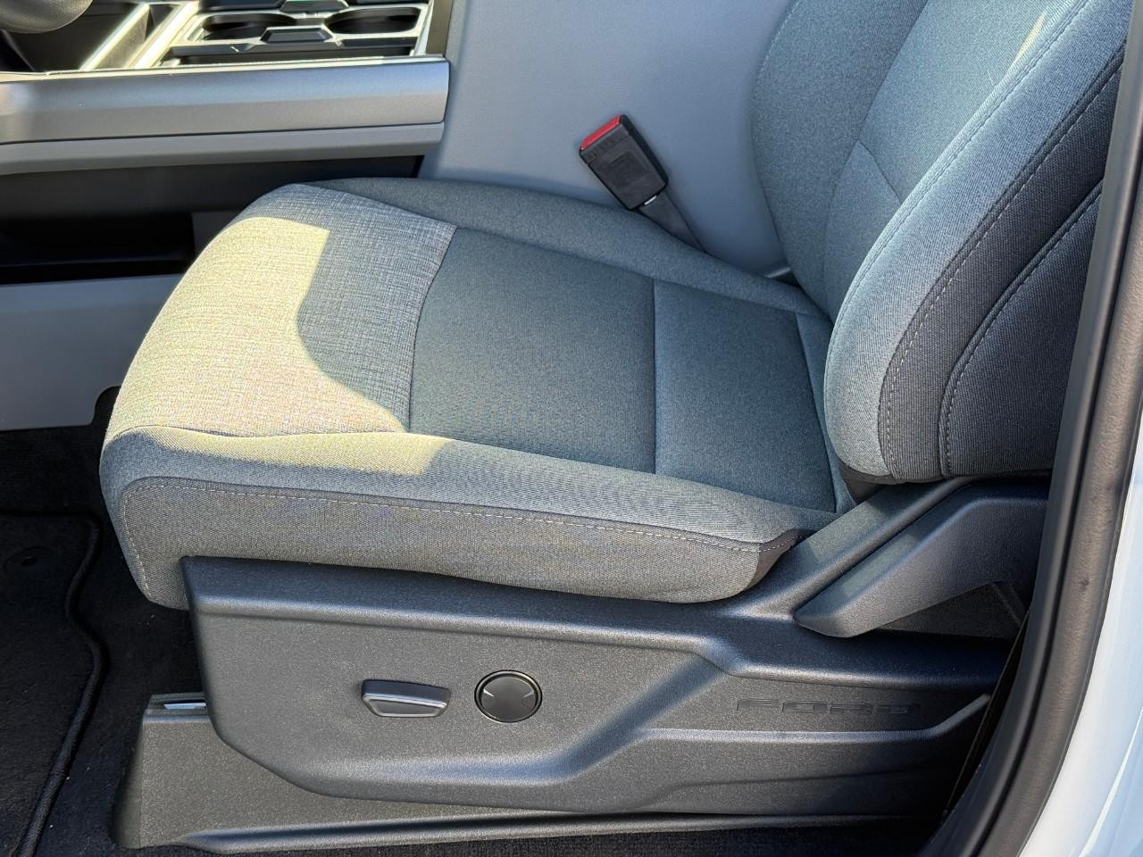 Ford Super Duty F-250 SRW Vehicle Full-screen Gallery Image 11