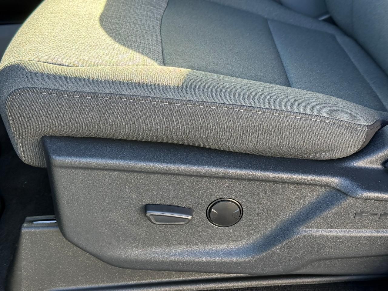 Ford Super Duty F-250 SRW Vehicle Full-screen Gallery Image 12