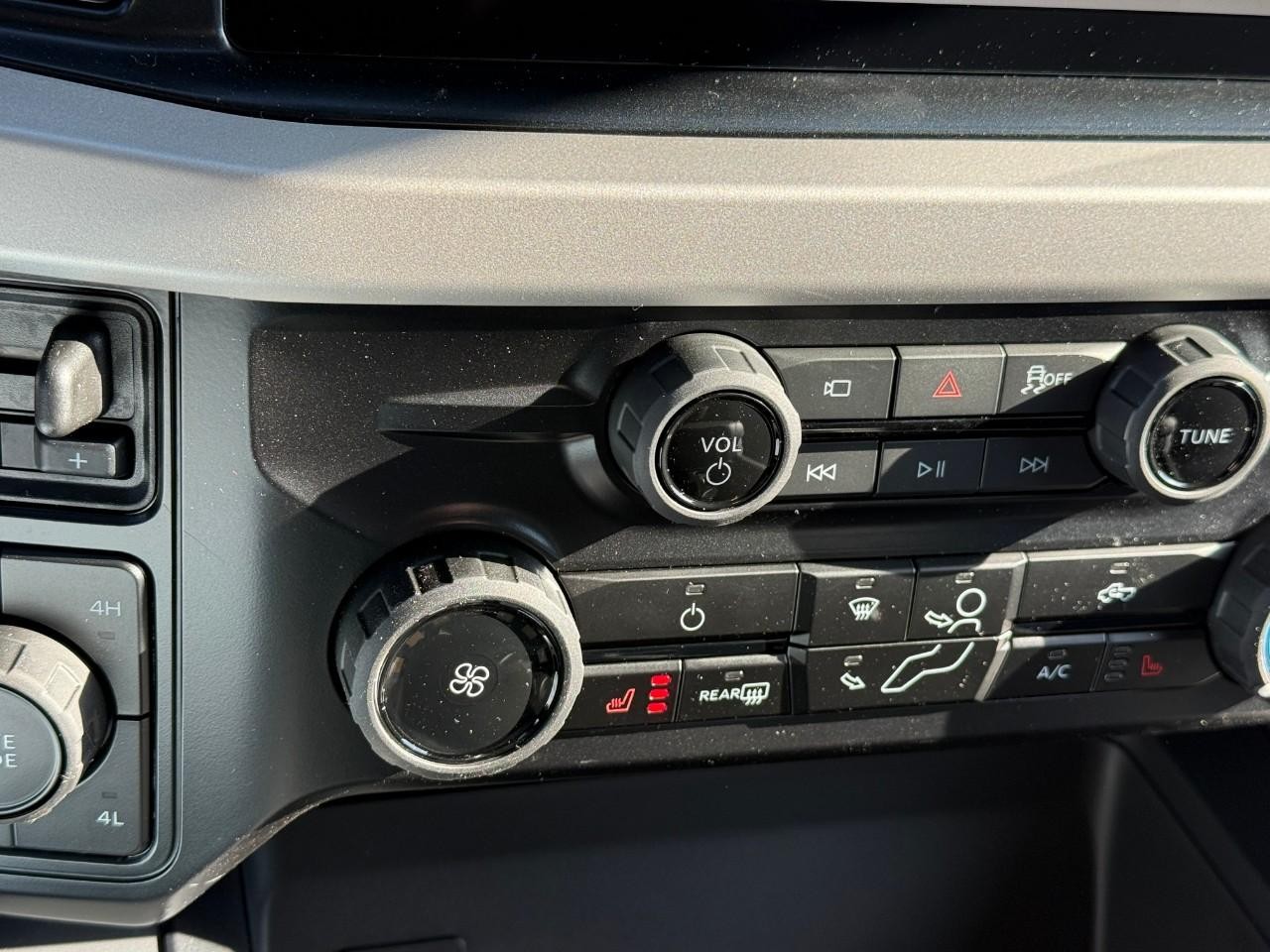 Ford Super Duty F-250 SRW Vehicle Full-screen Gallery Image 15