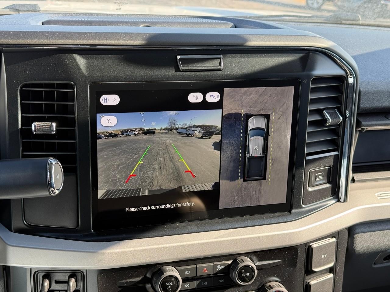 Ford Super Duty F-250 SRW Vehicle Full-screen Gallery Image 16