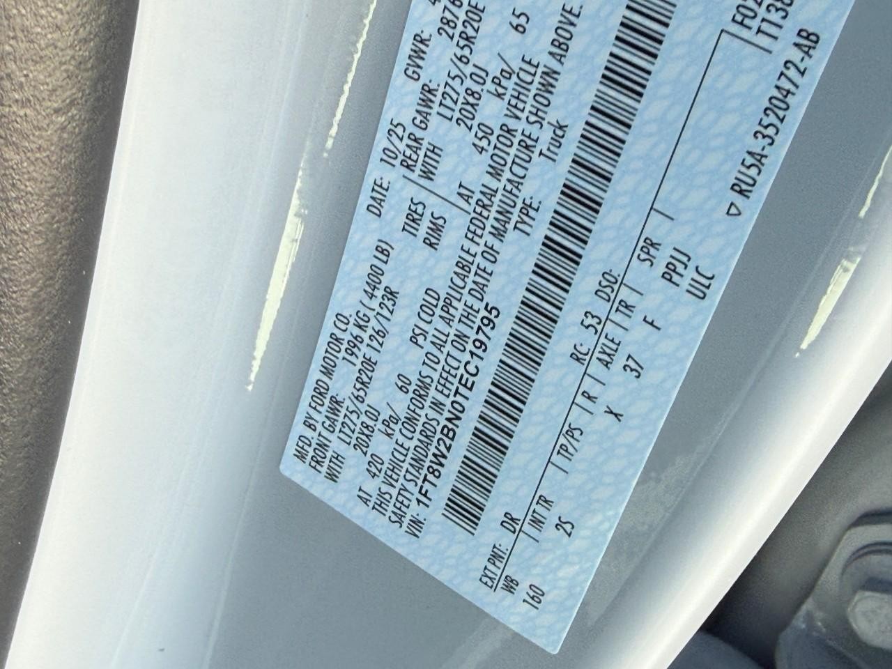 Ford Super Duty F-250 SRW Vehicle Full-screen Gallery Image 17